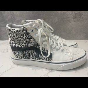 VANS Off the Wall high tops. Python print. Size 8 W, 6.5 M